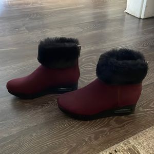 DKNY Womens Burgundy Faux Fur Cuff Wedge Inset Comfort Arbi Wedge Booties